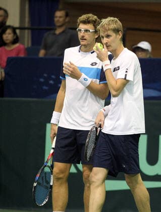 March 7, 2020 - The Uzbekistan pair talk strategy during a Davis Cup by Rakuten Qualifier doubles match between Sanjar Fayziev (UZB) Denis Istomin (UZB) and Bob Bryan (USA) Mike Bryan (USA) at the Neal Blaisdell Center in Honolulu, HI - CSM Honolulu USA - ZUMAc04_ 20200307_zaf_c04_267 Copyright: xMichaelxSullivanx