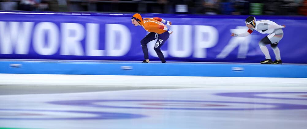 Sport Bilder des Tages (200308) -- HEERENVEEN, March 8, 2020 -- Esmee Visser (L) of the Netherlands and Claudia Pechstein of Germany compete during the Ladies 3000m Division A race of the ISU World Cup Speed skating, Eisschnelllauf Final in Heerenveen, the Netherlands, March 7, 2020. ) (SP)NETHERLANDS-HEERENVEEN-ISU WORLD CUP-SPEED SKATING-FINAL ZhangxCheng 