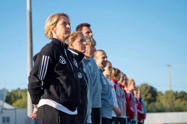07.03.2020, Fussball Frauen, Algarve-Cup in Portugal, Halbfinale: Deutschland - Norwegen, im Estadio Minicipal Fernando Cabrita in Lagos, Trainerin Martina Voss- Tecklenburg, (li, DFB) bei der Hymne.