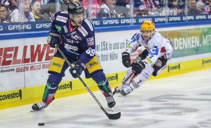 Sport Bilder des Tages 08.03.20, Berlin, Eishockey, DEL, 52. Spieltag, Eisbaeren Berlin gegen Fischtown Pinguins Bremerhaven. Berlins Florian Kettemer (l) kaempft gegen Mark Zengerle von Pinguins Bremerhaven um den Puck. Eisbaeren Berlin - Pinguins Bremerhaven