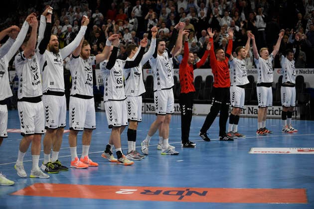 Der THW bejubelt den Sieg gegen die Löwen, Handball-Bundesliga, Liqui-Moly-HBL, Männer, 27. Spieltag, THW Kiel vs Rhein-Neckar Löwen, 08.03.20 Kiel Sparkassen Arena Schleswig-Holstein Germany *** THW celebrates the victory against the Lions, Handball Bundesliga, Liqui Moly HBL, men, 27 matchday, THW Kiel vs. Rhein Neckar Lions, 08 03 20 Kiel Sparkassen Arena Schleswig Holstein Germany