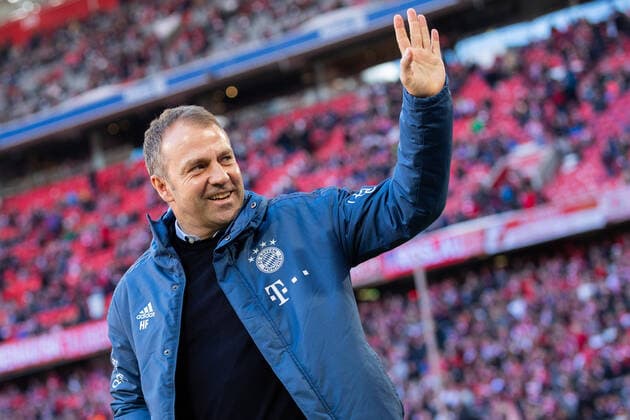 Fußball: Bundesliga, 25. Spieltag, FC Bayern Muenchen - 1. FC Augsburg. Trainer Hans-Dieter Flick (FC Bayern Muenchen) steht vor dem Spiel im Stadion und winkt. DFL regulations prohibit any use of photographs as image sequences and or quasi-video. GER, Fussball, Bundesliga, FC Bayern Muenchen - 1. FC Augsburg, 08.03.2020 Muenchen Copyright: xTomxWellerx xEibner-Pressefotox EP_eer