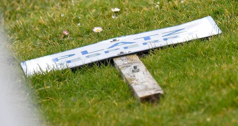 08.03.2020 - Fussball Amateurfussball - Saison 2019 2020 - Landesliga - 23. Spieltag: SC 04 Schwabach - 1. SC Feucht - MeZi - Feature Impression Symbolbild Symbolfoto - Schild PLATZ GESPERRT am Boden Platzsperre