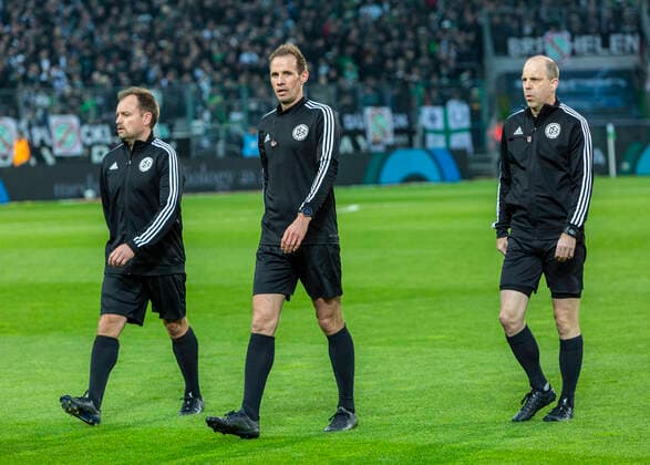 Schiedsrichtergespann, v.l.n.r. Assistent Frederick Assmuth, Schiedsrichter Sascha Stegemann, Assistent Mike Pickel, Fussball, Bundesliga, 2019 2020, Stadion Borussia Park, Borussia Moenchengladbach vs. BVB Borussia Dortmund 1-2 Fussball, Bundesliga, 2019 2020, Borussia Moenchengladbach vs. BVB Borussia Dortmund 1-2, Stadion Borussia-Park, Schiedsrichtergespann, v.l.n.r. Assistent Frederick Assmuth, Schiedsrichter Sascha Stegemann, Assistent Mike Pickel, DFL REGULATIONS PROHIBIT ANY USE OF PHOTOGRAPHS AS IMAGE SEQUENCES AND OR QUASI-VIDEO, sports, football, Bundesliga, 2019 2020, Borussia Moenchengladbach vs. BVB Borussia Dortmund 1-2, Stadium Borussia Park, match officials, f.l.t.r. assistant Frederick Assmuth, referee Sascha Stegemann, assistant Mike Pickel, DFL REGULATIONS PROHIBIT ANY USE OF PHOTOGRAPHS AS IMAGE SEQUENCES AND OR QUASI-VIDEO
