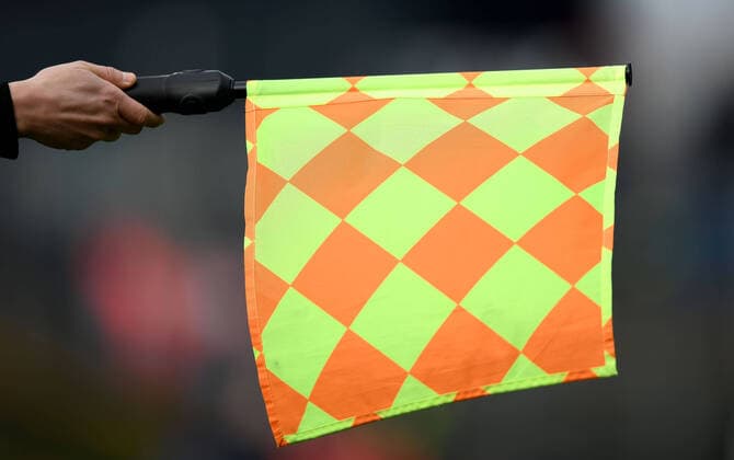 07.03.2020, xfux, Fussball 2.Bundesliga, SV Darmstadt 98 - VfL Bochum, emonline, emspor, v.l. Linienrichter zeigt die Fahne Flagge Abseits an Symbol Feature Symbolbild Schiedsrichter (DFL DFB REGULATIONS PROHIBIT ANY USE OF PHOTOGRAPHS as IMAGE SEQUENCES and or QUAI-VIDEO) Darmstadt