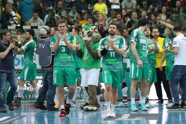 SC DHfK Leipzig vs. Eulen Ludwigshafen, Liqui Moly HBL, 08.03.20 Handball, 1. Bundesliga, Saison 2019 2020, 27. Spieltag: SC DHfK Leipzig vs. Die Eulen Ludwigshafen am 08.03.20 in der Quarterback Immobilien Arena Leipzig. Im Bild: Franz SEMPER (3, SC DHfK Leipzig) und Lukas BINDER (11, SC DHfK Leipzig), Dank ans Publikum *** SC DHfK Leipzig vs. Eulen Ludwigshafen, Liqui Moly HBL, 08 03 20 Handball, 1 Bundesliga, Season 2019 2020, 27 Matchday SC DHfK Leipzig vs Die Eulen Ludwigshafen on 08 03 20 in the Quarterback Immobilien Arena Leipzig In the picture Franz SEMPER 3, SC DHfK Leipzig and Lukas BINDER 11, SC DHfK Leipzig , Thanks to the audience Copyright: xBEAUTIFULxSPORTS JanxKaeferx
