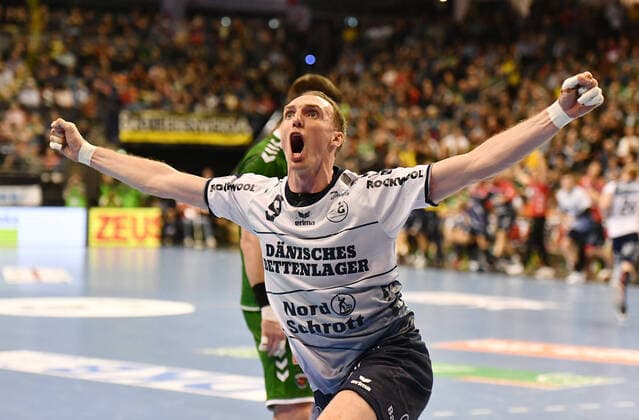 Holger Glandorf jubelt nach einem Tor, hinten der enttäuschte Mijajlo Marsenic (Füchse), Füchse Berlin - SG Flensburg-Handewitt 1. Bundesliga, DKB-Handballbundesliga, 2019 2020 Herren, Männer, Maenner, Handball, Deutschland, Germany, Max-Schmeling-Halle Berlin, 8.3.2020