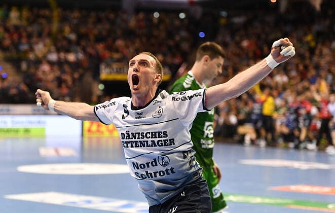 Sport Bilder des Tages Holger Glandorf jubelt nach einem Tor, hinten der enttäuschte Mijajlo Marsenic (Füchse), Füchse Berlin - SG Flensburg-Handewitt 1. Bundesliga, DKB-Handballbundesliga, 2019 2020 Herren, Männer, Maenner, Handball, Deutschland, Germany, Max-Schmeling-Halle Berlin, 8.3.2020