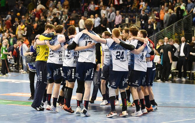 Die Flensburger jubeln nach dem Spiel mit einem Kreisel Füchse Berlin - SG Flensburg-Handewitt 1. Bundesliga, DKB-Handballbundesliga, 2019 2020 Herren, Männer, Maenner, Handball, Deutschland, Germany, Max-Schmeling-Halle Berlin, 8.3.2020