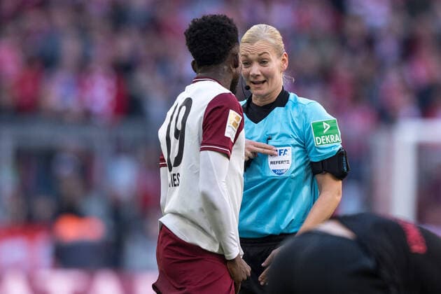 Fußball, Bundesliga, FC Bayern München - FC Augsburg Im Bild Alphonso DAVIES (FC Bayern München, 19) und Schiedsrichter Bibiana STEINHAUS. München Allianz Arena Bayern Deutschland Copyright: Passion2Press MarkusxFischerx