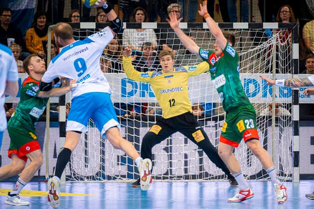 Stuttgart, Deutschland 08. Maerz 2020: HBL - 19 20 - TVB 1898 Stuttgart vs. SC Magdeburg Manuel Spaeth (Stuttgart) beim Wurf, Torhueter Tobias Thulin (Magdeburg), Albin Lagergren (Magdeburg) Stuttgart Scharrena Baden-Württemberg Deutschland