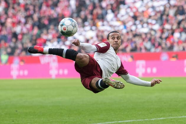 Bilder des Jahres 2020, Sport 03 März Sport Bilder des Tages Fußball, Bundesliga, FC Bayern München - FC Augsburg Im Bild Thiago (FC Bayern München, 6) Volley. München Allianz Arena Bayern Deutschland *** Football, Bundesliga, FC Bayern Munich FC Augsburg In the picture Thiago FC Bayern Munich, 6 Volley Munich Allianz Arena Bayern Germany Copyright: Passion2Press MarkusxFischerx