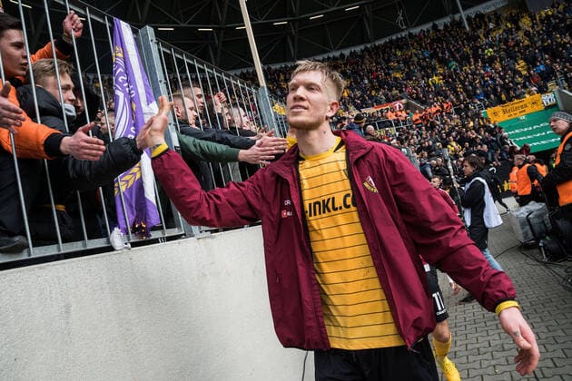 Dresdens Simon Makienok nach Abpfiff bei den Fans; SG Dynamo Dresden - FC Erzgebirge Aue; Fußball; 2. Liga; Saison 2019 2020; 25. Spieltag; Rudolf-Harbig-Stadion; Dresden; 08. März (Maerz) 2020;