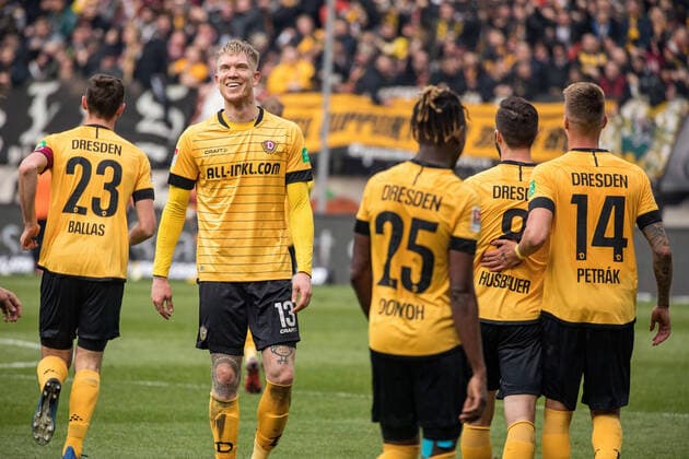 Simon Makienok (13) jubelt über den zweiten Treffen zum 2:1 Endstand von Patrick Schmidt. 08.03.2020, Fussball, GER, 2. Bundesliga, 2.BL, Saison 2019 20, 25. Spieltag, SG Dynamo Dresden - FC Erzgebirge Aue 2:1 (1:1), Rudolf-Harbig-Stadion, SG Dynamo Dresden vs. FC Erzgebirge Aue