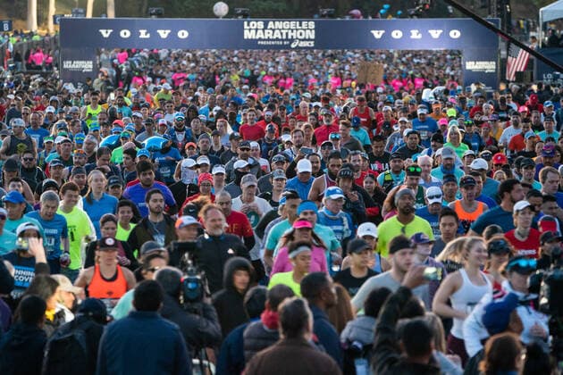 Bilder des Jahres 2020, Sport 03 März Sport Bilder des Tages (200309) -- LOS ANGELES, March 9, 2020 -- Athletes start to race at 2020 Los Angeles Marathon in Los Angeles, the United States, March 8, 2020. (Photo by Xinhua) (SP)U.S.-LOS ANGELES-MARATHON QianxWeizhong 