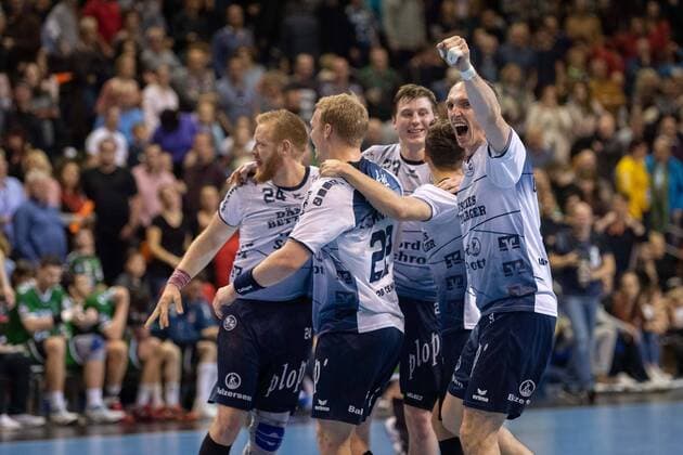 Handball Berlin 08.03.2020 DHB 1. Bundesliga Saison 2019 2020 Füchse Berlin - SG Flensburg Handewitt Jubel Flensburg nach dem Sieg Holger Glandorf (Flensburg, No.09) re. Anders Zachariassen (Flensburg, No.22) Jim Gottfridsson (Flensburg, No.24) u.a.