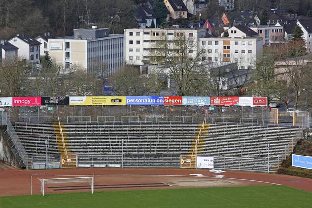 Fußball, Stadiongeschichte Sportfreunde Siegen Angst vor Coronavirus, kommt es auch zu Geisterspielen in der Fussball-Bundesliga? Symbolbild, leere Zuschauertribuene im Leimbachstadion in Siegen, Heimstaette der Sportfreunde Siegen Symbolbild zum Thema Coronavirus, Geisterspiele am 09.03.2020 in Siegen Deutschland.