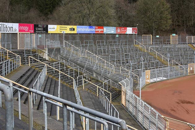 Fußball, Stadiongeschichte Sportfreunde Siegen Angst vor Coronavirus, kommt es auch zu Geisterspielen in der Fussball-Bundesliga? Symbolbild, leere Zuschauertribuene im Leimbachstadion in Siegen, Heimstaette der Sportfreunde Siegen Symbolbild zum Thema Coronavirus, Geisterspiele am 09.03.2020 in Siegen Deutschland.