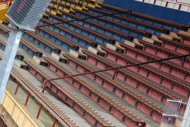 Fußball, Stadiongeschichte Sportfreunde Siegen Angst vor Coronavirus, kommt es auch zu Geisterspielen in der Fussball-Bundesliga? Symbolbild, leere Zuschauertribuene im Leimbachstadion in Siegen, Heimstaette der Sportfreunde Siegen Symbolbild zum Thema Coronavirus, Geisterspiele am 09.03.2020 in Siegen Deutschland.