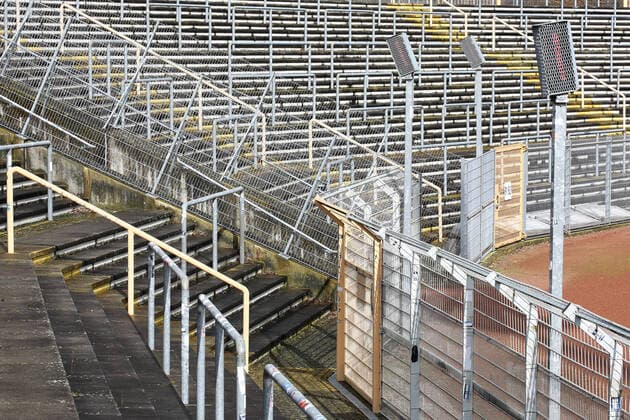 Fußball, Stadiongeschichte Sportfreunde Siegen Angst vor Coronavirus, kommt es auch zu Geisterspielen in der Fussball-Bundesliga? Symbolbild, leere Zuschauertribuene im Leimbachstadion in Siegen, Heimstaette der Sportfreunde Siegen Symbolbild zum Thema Coronavirus, Geisterspiele am 09.03.2020 in Siegen Deutschland.