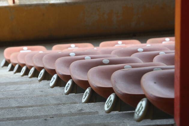 Fußball, Stadiongeschichte Sportfreunde Siegen Angst vor Coronavirus, kommt es auch zu Geisterspielen in der Fussball-Bundesliga? Symbolbild, leere Zuschauertribuene im Leimbachstadion in Siegen, Heimstaette der Sportfreunde Siegen Symbolbild zum Thema Coronavirus, Geisterspiele am 09.03.2020 in Siegen Deutschland.