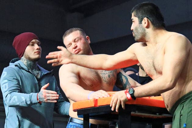 Bilder des Jahres 2020, Sport 03 MÃ¤rz Sport Themen der Woche KW11 Sport Bilder des Tages KRASNOYARSK, RUSSIA - MARCH 9, 2020: Men take part in a face slapping contest as part of the 5th Siberian Power Show held at the Siberia International Exhibition and Business Centre; the festival hosts 30 sporting events including arm wrestling, CrossFit, bikini fitness and strongman competitions. Andrei Samsonov TASS  TS0D1552