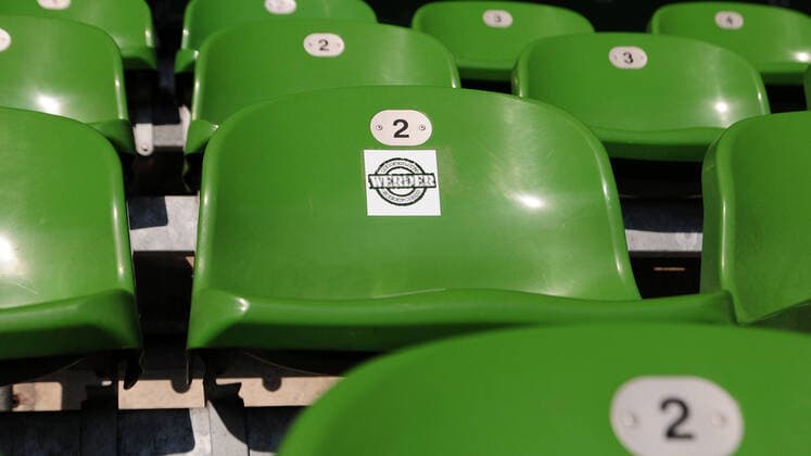 Als Vorsichtsmaßnahme vor der Ausbreitung des Coronavirus werden Fußballspiele ohne Publikum diskutiert, hier im Bild: Leere Plätze, leere Sitze, leeres Stadion, eine leere Sitzschale mit einem Werder-Aufkleber im wohninvestWESERSTADION, Weserstadion, 09.03.2020, Bremen (Deutschland), Fussball, Bundesliga, wohninvestWESERSTAION, SV Werder Bremen