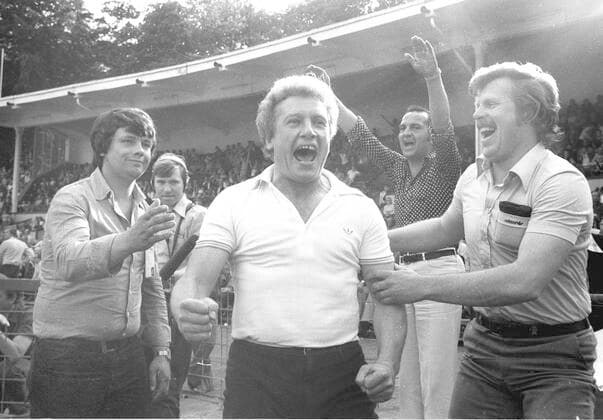 Aufstieg DSC Arminia Bielefeld in die erste Fußball-Bundesliga nach 2:0 Sieg über Fortuna Köln am 27.05.1978. Trainer Karl-Heinz Feldkamp (Arminia Mitte) jubelt beim Schlußpfiff.