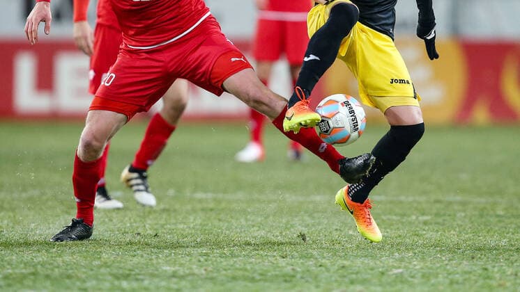ARCHIVBILD Angst vor Coronavirus, kommt es auch zu Geisterspielen in der Fussball-Bundesliga? Symbolbild, Zweikampf Ball und Beine Symbolbild zum Thema Coronavirus, Geisterspiele am 09.03.2020 in Siegen Deutschland. *** ARCHIVBILD Fear of coronavirus, ghost games also occur in football Bundesliga Symbol image, duel ball and legs Symbol image on the topic of coronavirus, ghost games on 09 03 2020 in Siegen Germany