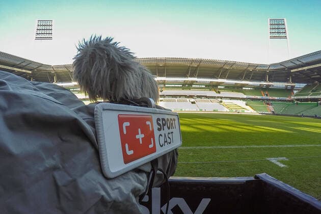 Als Vorsichtsmaßnahme vor der Ausbreitung des Coronavirus werden Fußballspiele ohne Publikum diskutiert, hier im Bild: Eine TV-Kamera im leeren Bremer Weser-Stadion, Symbolfoto, Symbolbild Fussball, Fußball, Stadion, Stadionname, Fernsehen, Sky, Cast, 13.02.2016, Bremen (Deutschland), Fussball, Bundesliga, wohninvestWESERSTAION, SV Werder Bremen *** As a precautionary measure against the spread of the corona virus, football matches are discussed without an audience, here in the picture A TV camera in the empty Weser Stadium in Bremen, symbol photo, symbolic picture football, football, stadium, stadium name, television, Sky, Sport Cast, 13 02 2016, Bremen Germany , football, Bundesliga, wohninvestWESERSTAION, SV Werder Bremen xobx
