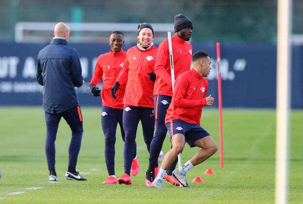 RB Leipzig Training Fussball Champions League Leipzig, 09.03.2020, RBL Trainingszentrum, Champions League , RB Leipzig Training am Vortag des Achtelfinal vs. Tottenham Hotspur. , Im Bild v.l.: Athletiktrainer Ruwen Faller, Amadou Haidara, Emil Forsberg, Dayot Upamecano und Tyler Adams. , *** RB Leipzig Training Football Champions League Leipzig, 09 03 2020, RBL Training Centre, Champions League, RB Leipzig Training the day before the round of sixteen vs. Tottenham Hotspur , In the picture from the athletics coach Ruwen Faller, Amadou Haidara, Emil Forsberg, Dayot Upamecano and Tyler Adams ,