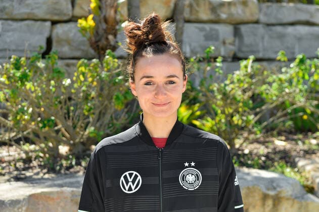 Die deutsche Nationalspielerin Lina Magull (Deutschland) beim Fotoshooting im Garten des Hotels Conrad Algarve Almancil, Portugal, 06.03.2020, 06.03.2020, Almancil, Fussball, Algarve Cup, Fotoshooting DFB Frauen , DFB DFL REGULATIONS PROHIBIT ANY USE OF PHOTOGRAPHS AS IMAGE SEQUENCES AND OR QUASI-VIDEO.