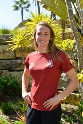 Die deutsche Nationalspielerin Sidney Lohmann (Deutschland) beim Fotoshooting im Garten des Hotels Conrad Algarve. Almancil, Portugal, 06.03.2020, 06.03.2020, Almancil, Fussball, Algarve Cup, Fotoshooting DFB Frauen , DFB DFL REGULATIONS PROHIBIT ANY USE OF PHOTOGRAPHS AS IMAGE SEQUENCES AND OR QUASI-VIDEO.