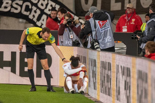 Bilder des Jahres 2020, Sport 03 März Sport Themen der Woche KW11 Sport Bilder des Tages Schiedsrichter Bastian Dankert, Daniel Didavi (VfB Stuttgart) liegt nach seinem Bandencheck verletzt am Boden. Deutschland, Stuttgart, 09.03.2020, FuBa, 2.BuLi: VfB Stuttgart vs DSC Arminia Bielefeld, Mercedes-Benz Arena DFL DFB REGULATIONS PROHIBIT ANY USE OF PHOTOGRAPHS AS IMAGE SEQUENCES AND OR QUASI-VIDEO. *** Referee Bastian Dankert, Daniel Didavi VfB Stuttgart is injured on the ground after his gang check Germany, Stuttgart, 09 03 2020, FuBa, 2 BuLi VfB Stuttgart vs DSC Arminia Bielefeld, Mercedes Benz Arena DFL DFB REGULATIONS PROHIBIT ANY USE OF PHOTOGRAPHS AS IMAGE SEQUENCES AND OR QUASI VIDEO