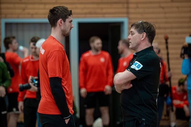 Bundestrainer Alfred Gislason in Einzelgesprächen mit den Spielern DHB - Lehrgang zur Vorbereitung des Länderspiels gegen de Niederlande in der Ballhaus Arena Aschaffenburg Copyright: xVIADATAx xHolgerxJohnx Aschersleben Sachsen-Anhalt Deutschland *** National coach Alfred Gislason in one-on-one talks with the players DHB course in preparation for the international match against the Netherlands in the Ballhaus Arena Aschaffenburg Copyright xVIADATAx xHolgerxJohnx Aschersleben Sachsen Anhalt Germany