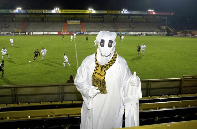 Themenbild GEISTERSPIELE im Fussball wegen des grassierenden Coronovirus. Archivfoto: ein Geist symbolisch im Stadion am Tivoli Fussball 2.Bundesliga Wiederholungsspiel Alemannia Aachen - 1. FC Nuernberg 2:3 am 26.01.2004 *** theme picture GHOST GAMES in football because of the rampant coronovirus archive photo a ghost symbolically in the stadium at Tivoli Football 2 Bundesliga replay Alemannia Aachen 1 FC Nuremberg 2 3 on 26 01 2004