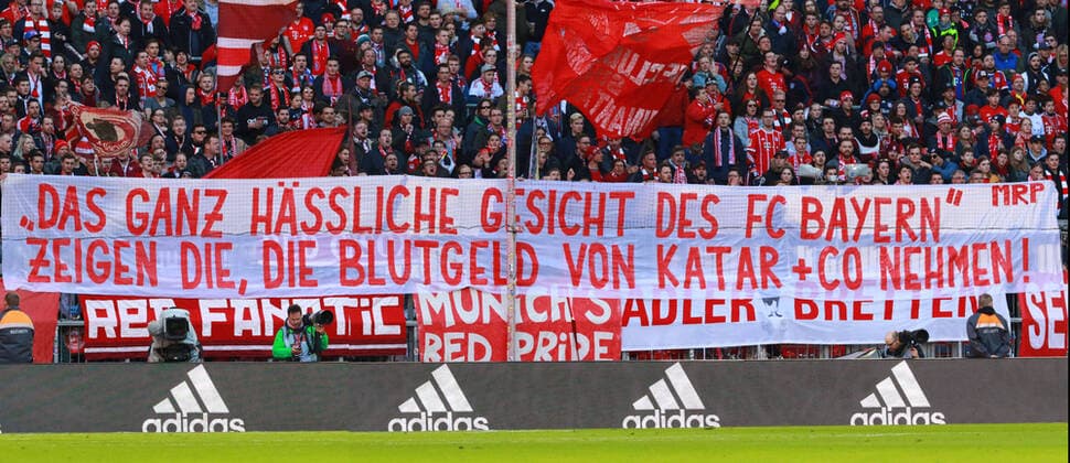 FC Bayern München, Südkurve, Ultras, Prvokation, Transparent, Banner, Blutgeld, Katar Fussball Allianz Arena München FC Bayern München - FC Augsburg 08.04.2020