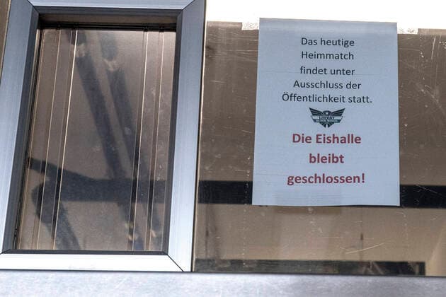 10.03.2020, Keine Sorgen Eisarena, Linz, AUT, EBEL, EHC Liwest Black Wings Linz vs EC KAC, alle Spiele der Viertel-Final-Serie sind nach Regierungserlass kurzfristig abgesagt worden, im Bild Schild zum Spiel wegen Coronavirus the Erste Bank Eishockey League quarterfinal match between EHC Liwest Black Wings Linz and EC KAC is cancelled. Keine Sorgen Eisarena in Linz, Austria on 2020 03 10. Linz