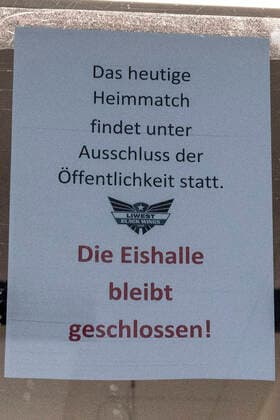 10.03.2020, Keine Sorgen Eisarena, Linz, AUT, EBEL, EHC Liwest Black Wings Linz vs EC KAC, alle Spiele der Viertel-Final-Serie sind nach Regierungserlass kurzfristig abgesagt worden, im Bild Schild zum Spiel wegen Coronavirus the Erste Bank Eishockey League quarterfinal match between EHC Liwest Black Wings Linz and EC KAC is cancelled. Keine Sorgen Eisarena in Linz, Austria on 2020 03 10. Linz