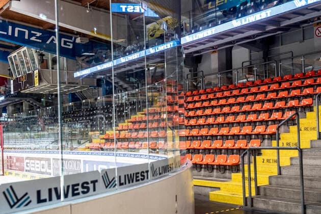 10.03.2020, Keine Sorgen Eisarena, Linz, AUT, EBEL, EHC Liwest Black Wings Linz vs EC KAC, alle Spiele der Viertel-Final-Serie sind nach Regierungserlass kurzfristig abgesagt worden, im Bild Leere Raenge in der Linz AG Eisarena the Erste Bank Eishockey League quarterfinal match between EHC Liwest Black Wings Linz and EC KAC is cancelled. Keine Sorgen Eisarena in Linz, Austria on 2020 03 10. Linz
