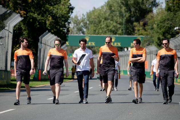 Carlos Sainz Jr. (McLaren Racing) beim Trackwalk mit dem Team, Formel 1, Grosser Preis von Australien, Albert Park Circuit Melbourne, 11.03.2020. Formel 1, Grosser Preis von Australien, Albert Park Circuit Melbourne, 11.03.2020 Melbourne Copyright: xMemmlerx Eibner-Pressefotox EP_mmr