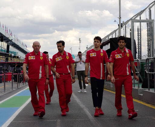 FORMULA 1 ROLEX AUSTRALIAN GRAND PRIX 2020 11.03.2020, Albert-Park, Melbourne, FORMULA 1 ROLEX AUSTRALIAN GRAND PRIX 2020 , im Bild Charles Leclerc (MCO 16), Scuderia Ferrari Mission Winnow geht mit seinen Ingenieuren über die Strecke