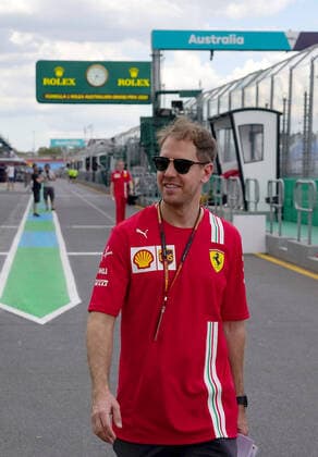 FORMULA 1 ROLEX AUSTRALIAN GRAND PRIX 2020 11.03.2020, Albert-Park, Melbourne, FORMULA 1 ROLEX AUSTRALIAN GRAND PRIX 2020 , im Bild Sebastian Vettel (GER 5), Scuderia Ferrari Mission Winnow geht mit seinen Ingenieuren über die Strecke