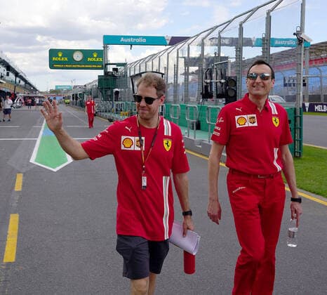 FORMULA 1 ROLEX AUSTRALIAN GRAND PRIX 2020 11.03.2020, Albert-Park, Melbourne, FORMULA 1 ROLEX AUSTRALIAN GRAND PRIX 2020 , im Bild Sebastian Vettel (GER 5), Scuderia Ferrari Mission Winnow geht mit seinen Ingenieuren über die Strecke