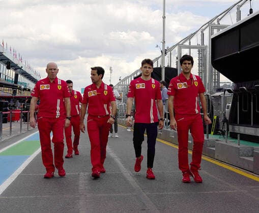 FORMULA 1 ROLEX AUSTRALIAN GRAND PRIX 2020 11.03.2020, Albert-Park, Melbourne, FORMULA 1 ROLEX AUSTRALIAN GRAND PRIX 2020 , im Bild Charles Leclerc (MCO 16), Scuderia Ferrari Mission Winnow geht mit seinen Ingenieuren über die Strecke