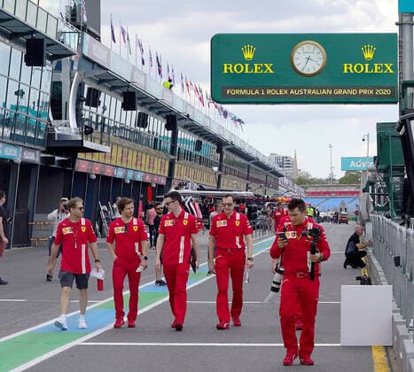 FORMULA 1 ROLEX AUSTRALIAN GRAND PRIX 2020 11.03.2020, Albert-Park, Melbourne, FORMULA 1 ROLEX AUSTRALIAN GRAND PRIX 2020 , im Bild Sebastian Vettel (GER 5), Scuderia Ferrari Mission Winnow geht mit seinen Ingenieuren über die Strecke