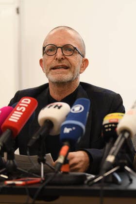 11.03.2020, xmhx, Fussball Pressekonferenz, Gesundheitsamt Frankfurt - zum EL Spiel in Frankfurt emspor, v.l. Stadtrat Stefan Majer (Gesundheitsdezernent der Stadt Frankfurt am Main) (DFL DFB REGULATIONS PROHIBIT ANY USE OF PHOTOGRAPHS as IMAGE SEQUENCES and or QUASI-VIDEO) Frankfurt am Main