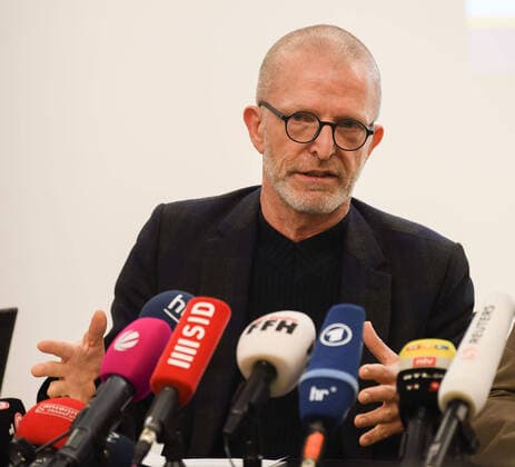 11.03.2020, xmhx, Fussball Pressekonferenz, Gesundheitsamt Frankfurt - zum EL Spiel in Frankfurt emspor, v.l. Stadtrat Stefan Majer (Gesundheitsdezernent der Stadt Frankfurt am Main) (DFL DFB REGULATIONS PROHIBIT ANY USE OF PHOTOGRAPHS as IMAGE SEQUENCES and or QUASI-VIDEO) Frankfurt am Main