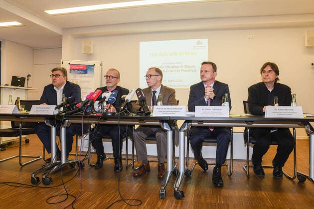 11.03.2020, xmhx, Fussball Pressekonferenz, Gesundheitsamt Frankfurt - zum EL Spiel in Frankfurt emspor, v.l. Axel Hellmann (Vorstandsmitglied Eintracht Frankfurt AG), Stadtrat Stefan Majer (Gesundheitsdezernent der Stadt Frankfurt am Main), Prof. Dr. Dr. Rene Gottschalk (Leiter des Gesundheitsamts Frankfurt am Main), Dr. Stefan Fuhrmann (Leiter des Rechtsamtes der Stadt Frankfurt am Main), Dr. Antoni Walczok (Infektiologie Gesundheitsamt der Stadt Frankfurt am Main) (DFL DFB REGULATIONS PROHIBIT ANY USE OF PHOTOGRAPHS as IMAGE SEQUENCES and or QUASI-VIDEO) Frankfurt am Main