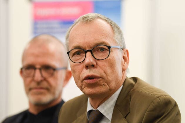 11.03.2020, xmhx, Fussball Pressekonferenz, Gesundheitsamt Frankfurt - zum EL Spiel in Frankfurt emspor, v.l.Stadtrat Stefan Majer (Gesundheitsdezernent der Stadt Frankfurt am Main), Prof. Dr. Dr. Rene Gottschalk (Leiter des Gesundheitsamts Frankfurt am Main) (DFL DFB REGULATIONS PROHIBIT ANY USE OF PHOTOGRAPHS as IMAGE SEQUENCES and or QUASI-VIDEO) Frankfurt am Main